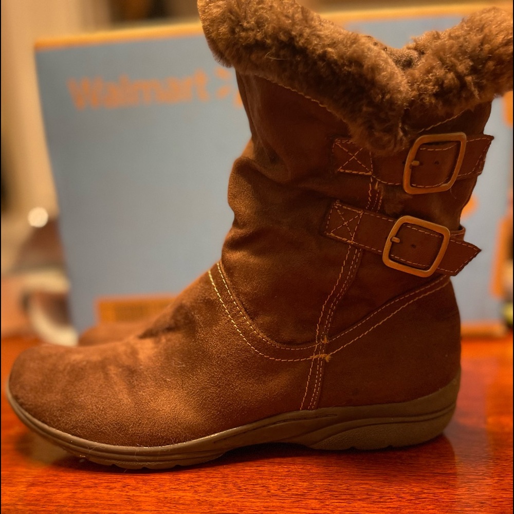 Earth spirit suede boots with 2 buckles and fur outline (size 11) women